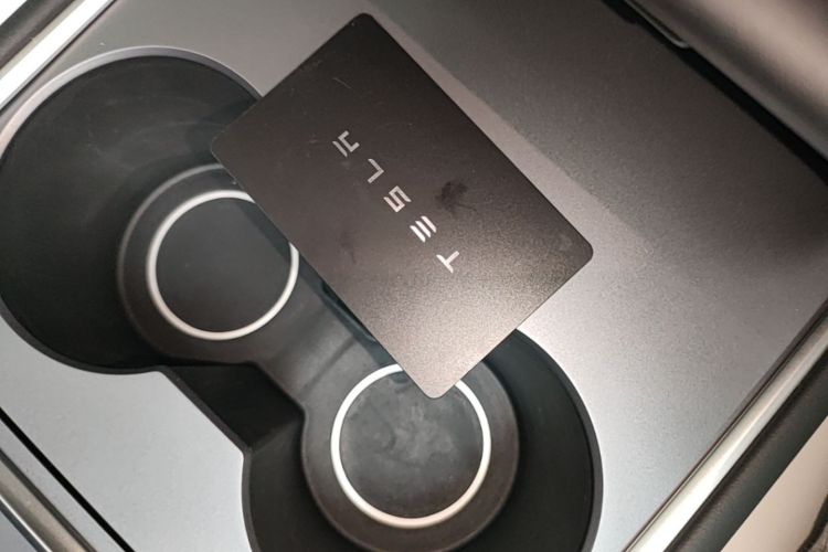 Tesla Model 3 2023 car image #9