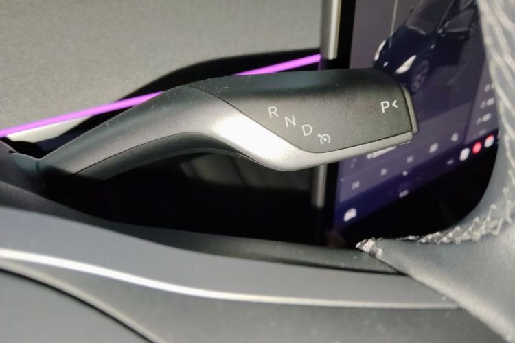 Tesla Model Y 2024 immagine di auto #14