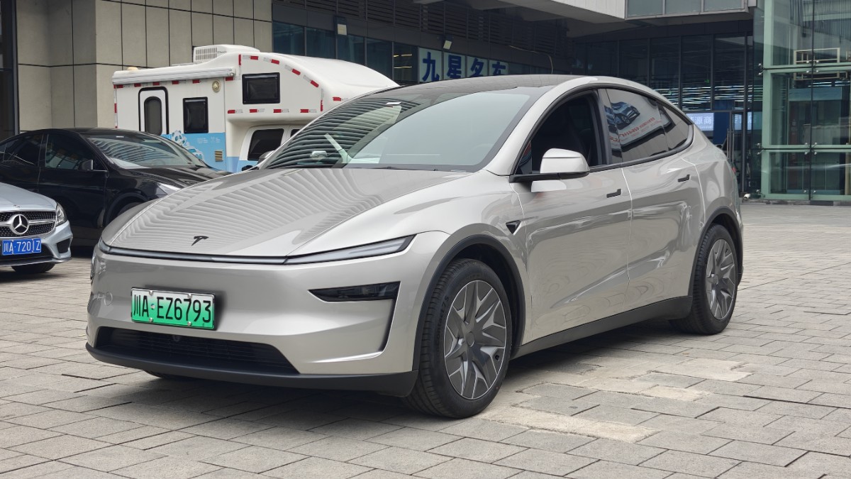 Tesla Model Y L 2026 Tesla Model Y L 2026 car image