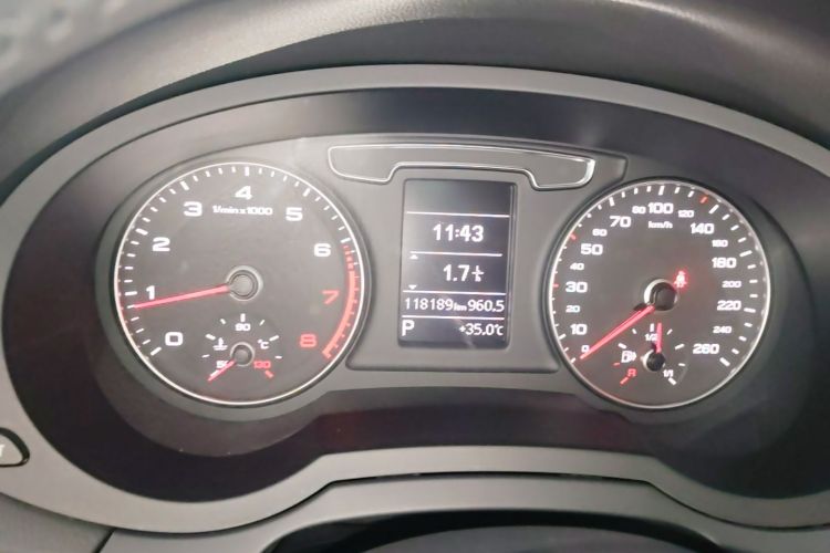 Audi Q3 2018 car image #12