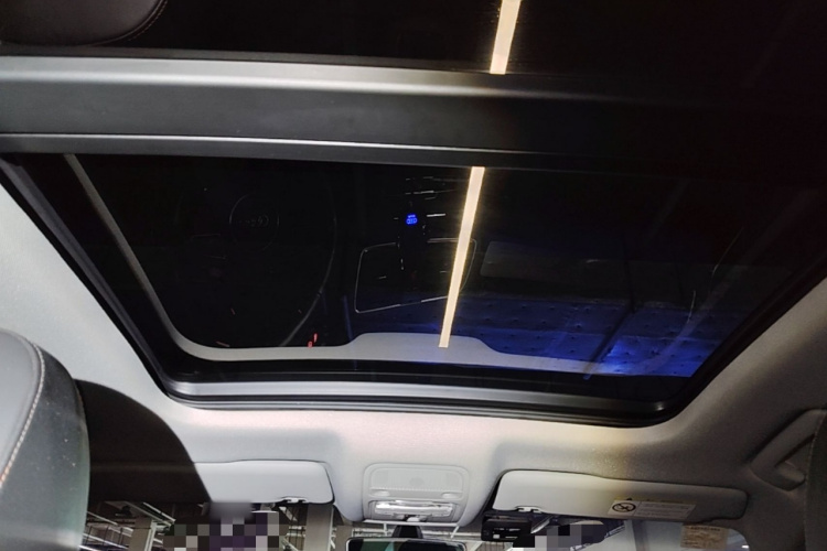 Audi Q3 2018 car image #18