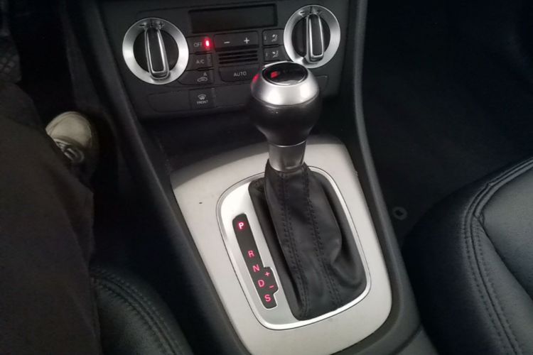 Audi Q3 2016 car image #16