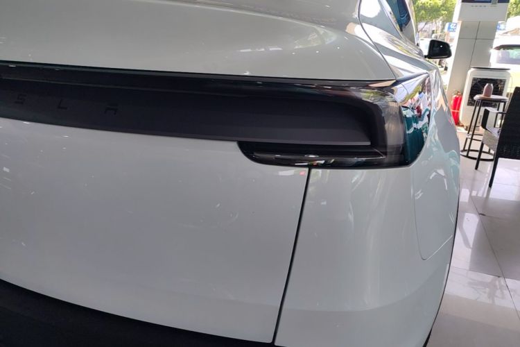 Tesla Model Y 2026 #8 Tesla Model Y 2026 car image #8