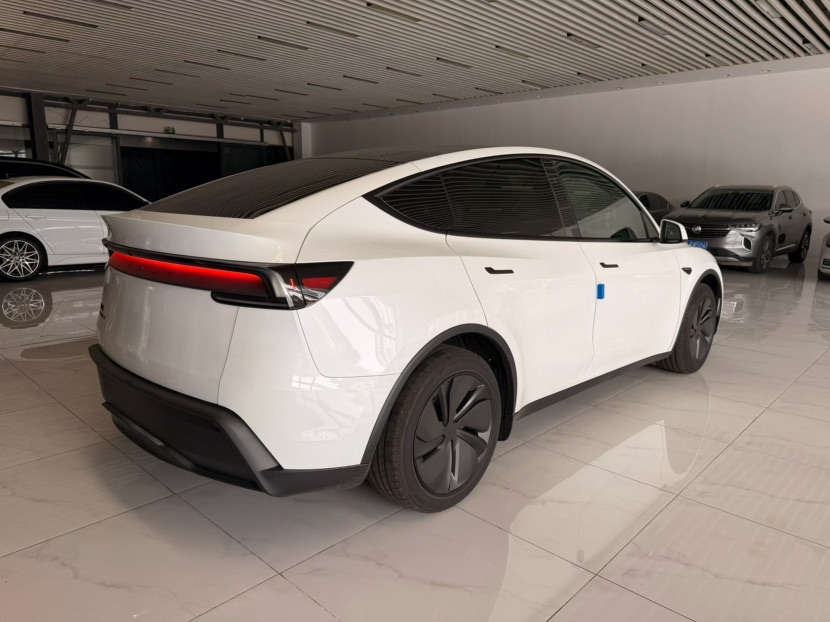 Tesla Model Y 2026 car image #6