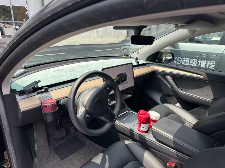 Tesla Model Y 2023 car image #4