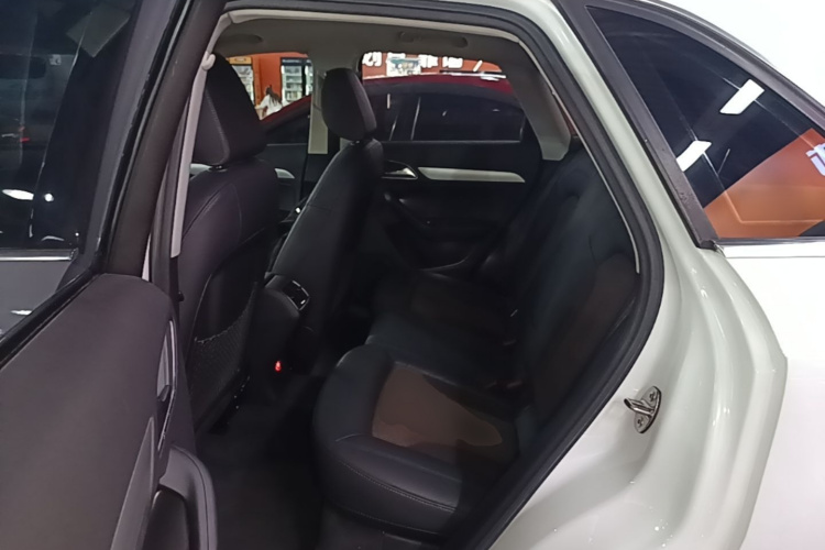 Audi Q3 2018 car image #17