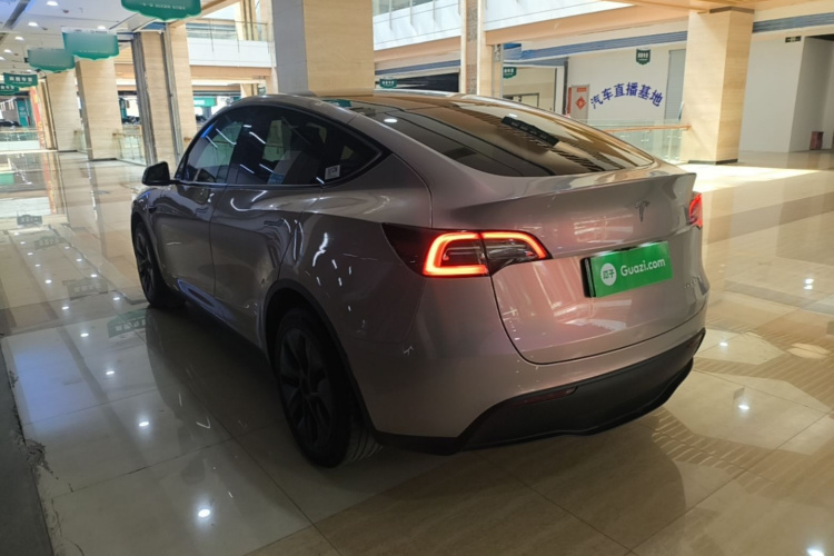 Tesla Model Y 2024 #7 Tesla Model Y 2024 car image #7