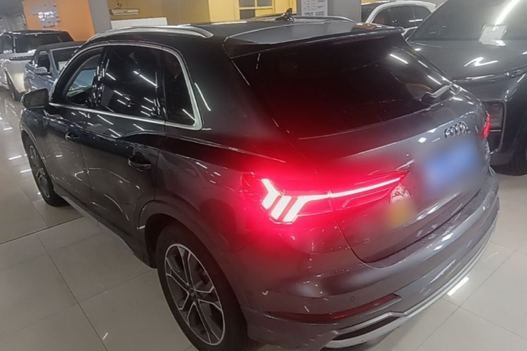 Audi Q3 2022 car image #5