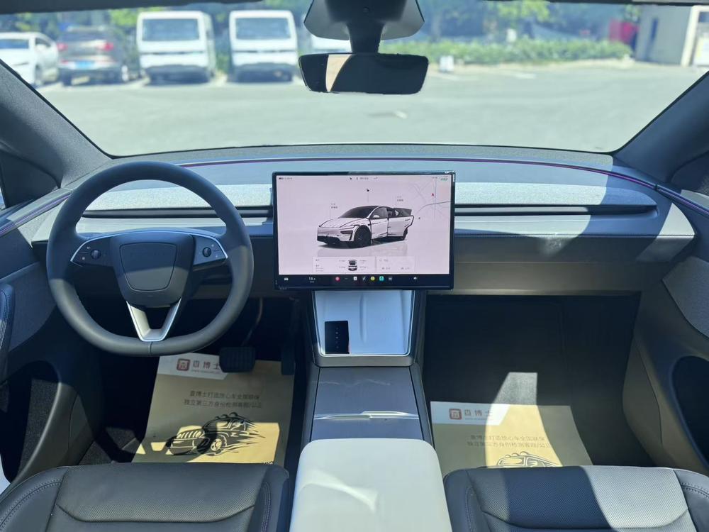 Tesla Model Y 2026 immagine di auto #9