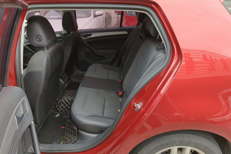 Volkswagen Golf 2018 car image #17