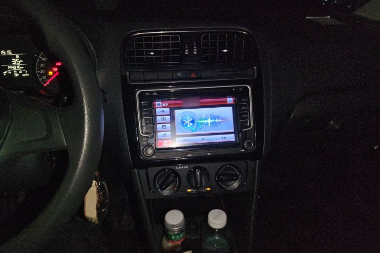 Volkswagen Polo 2016 car image #17