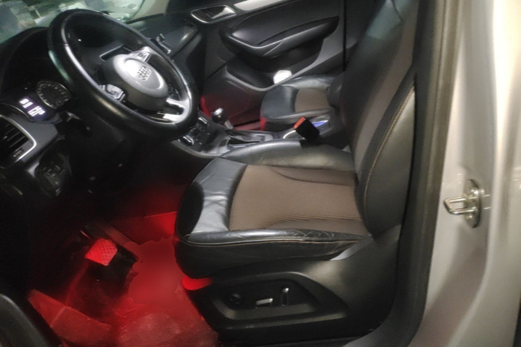 Audi Q3 2019 car image #19