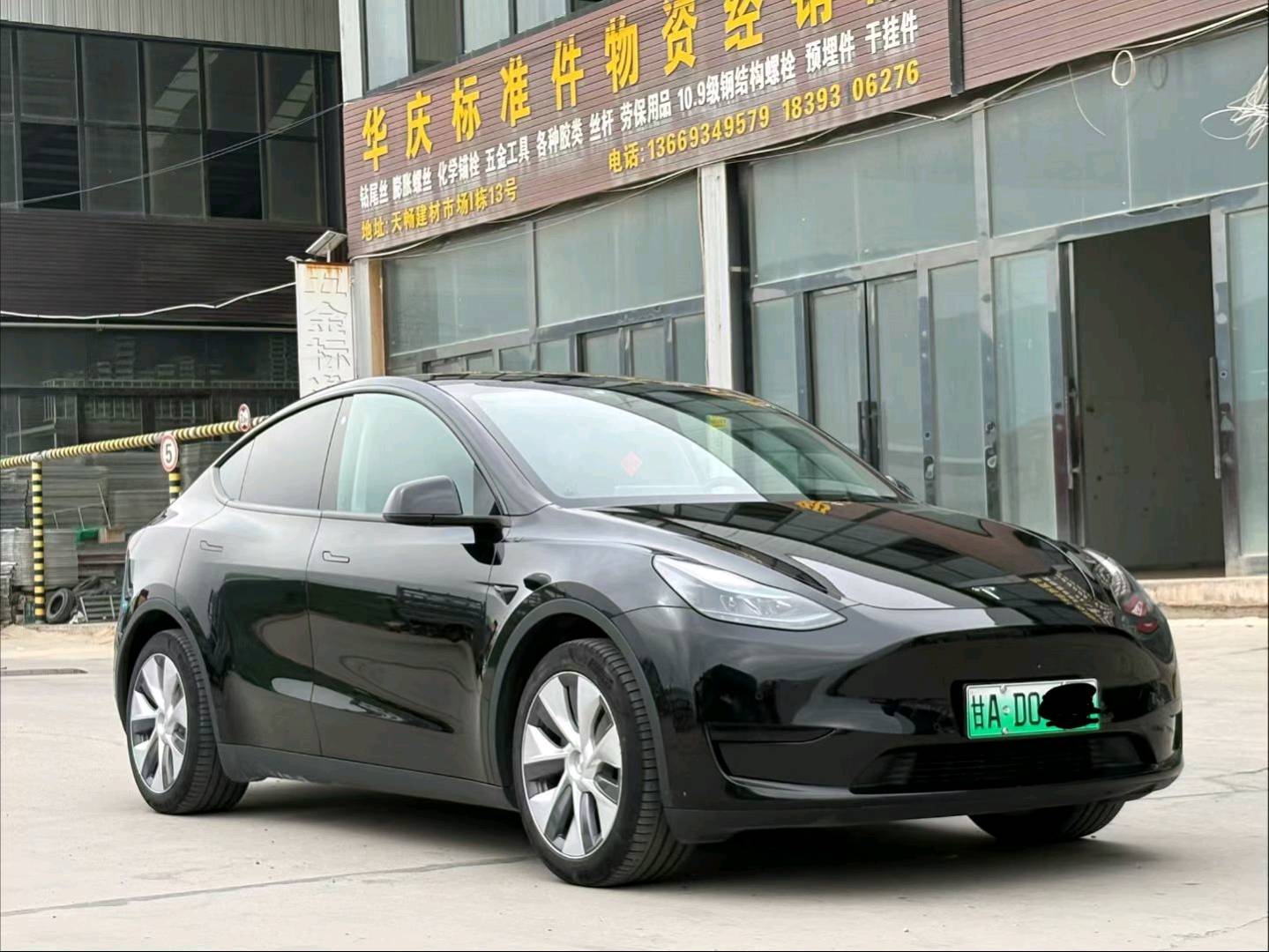 Tesla Model Y 2023 #5 Tesla Model Y 2023 car image #5