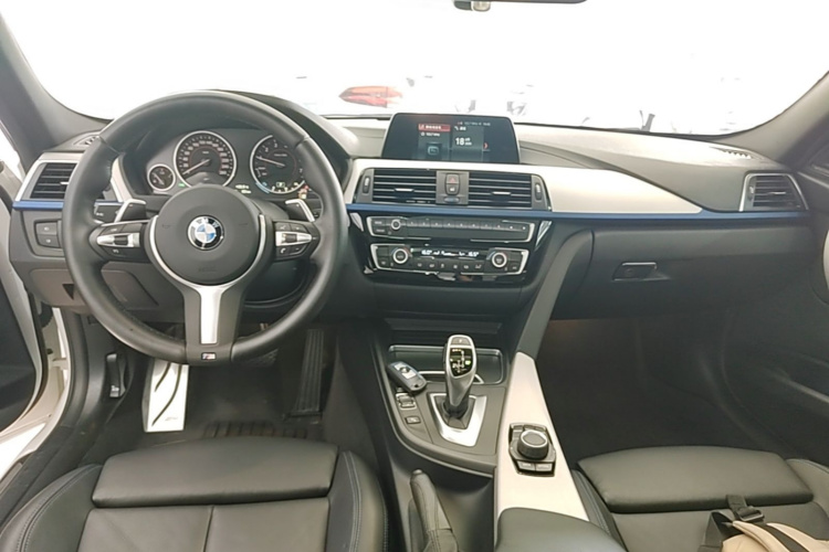 BMW 3 Series 2018 car image #11