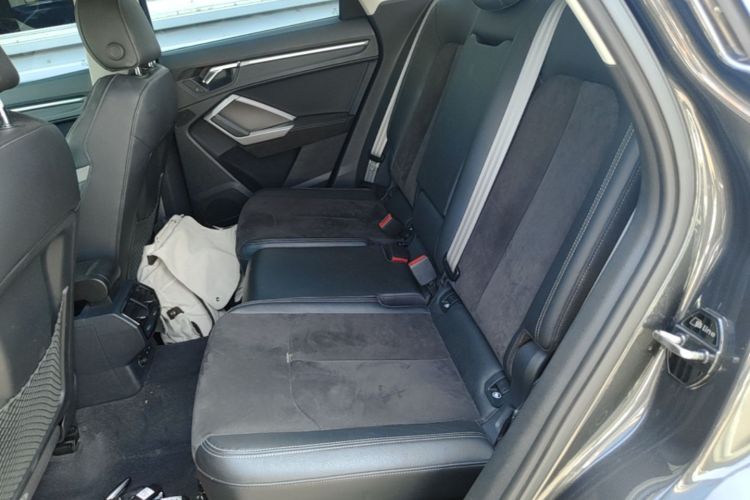 Audi Q3 2019 car image #19