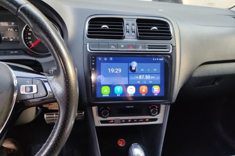Volkswagen Polo 2018 car image #17