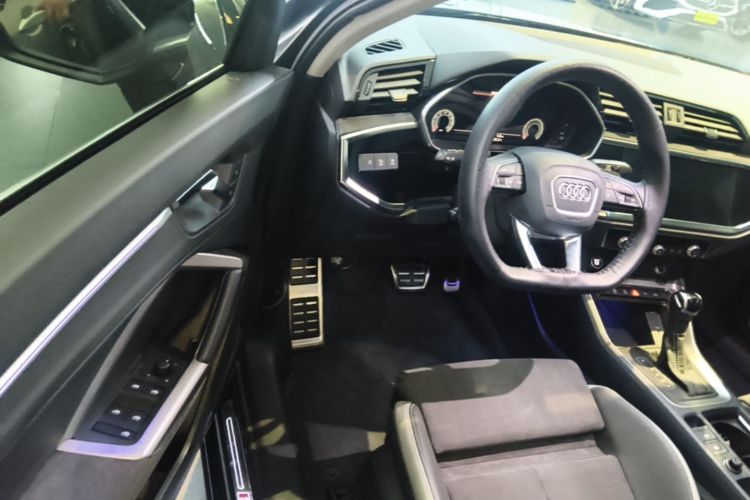 Audi Q3 2022 car image #16