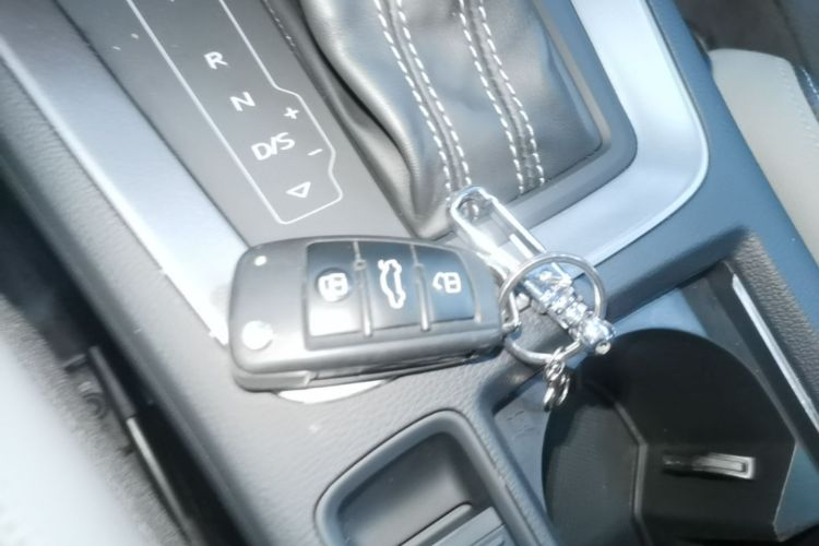Audi Q3 2020 car image #9