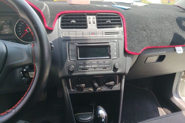 Volkswagen Polo 2016 car image #15