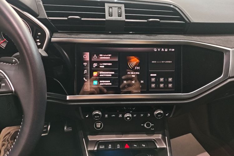 Audi Q3 2022 car image #17