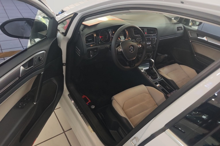 Volkswagen Golf 2017 car image #16