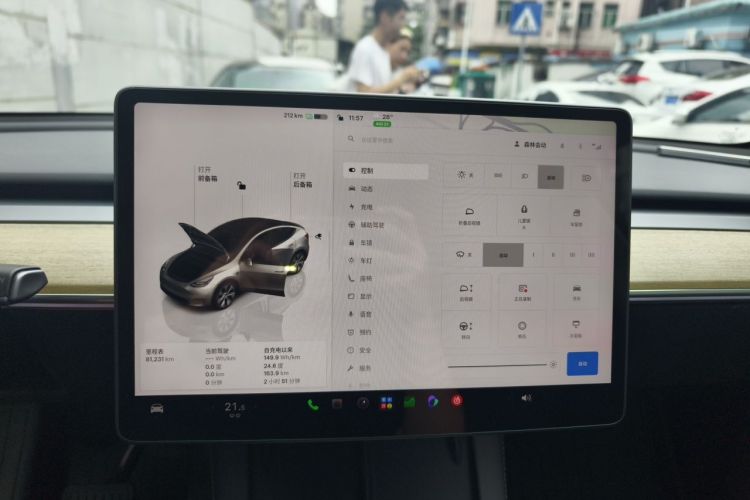 Tesla Model Y 2023 car image #12