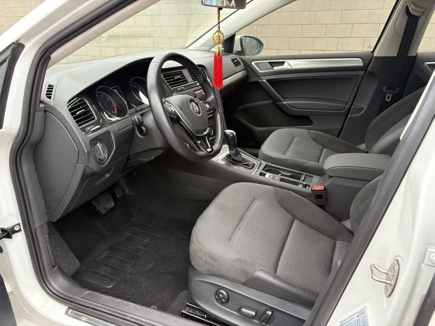 Volkswagen Golf 2019 car image #5