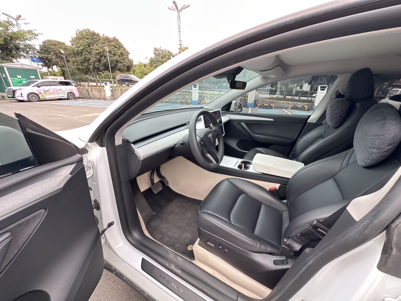 Tesla Model Y 2024 #4 Tesla Model Y 2024 car image #4