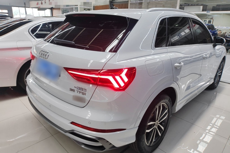 Audi Q3 2022 car image #7