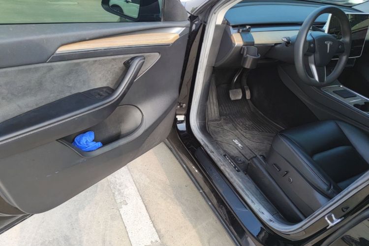 Tesla Model Y 2022 car image #12