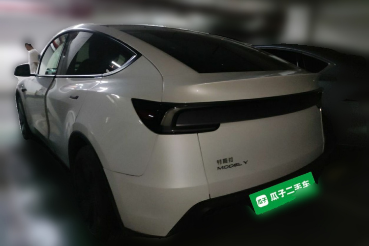Tesla Model Y 2025 #5 Tesla Model Y 2025 car image #5
