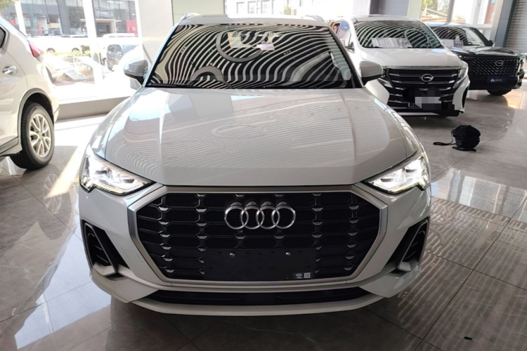 Audi Q3 2022 car image #3