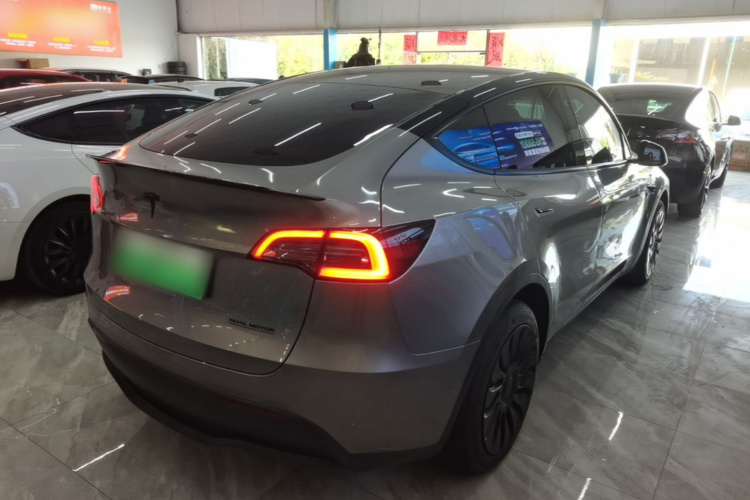 Tesla Model Y 2024 #7 Tesla Model Y 2024 car image #7