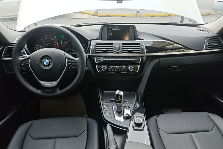 BMW 3 Series 2017 car image #10