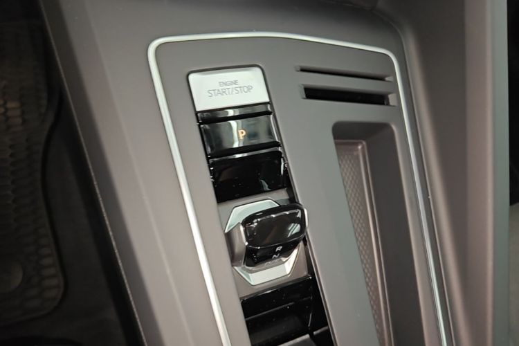 Volkswagen Golf 2023 car image #14