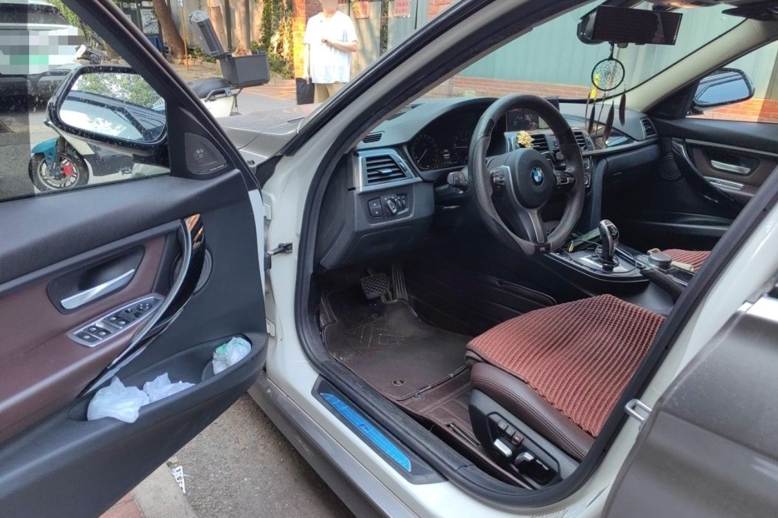 BMW 3 Series 2018 car image #25