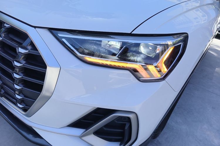 Audi Q3 2019 car image #23