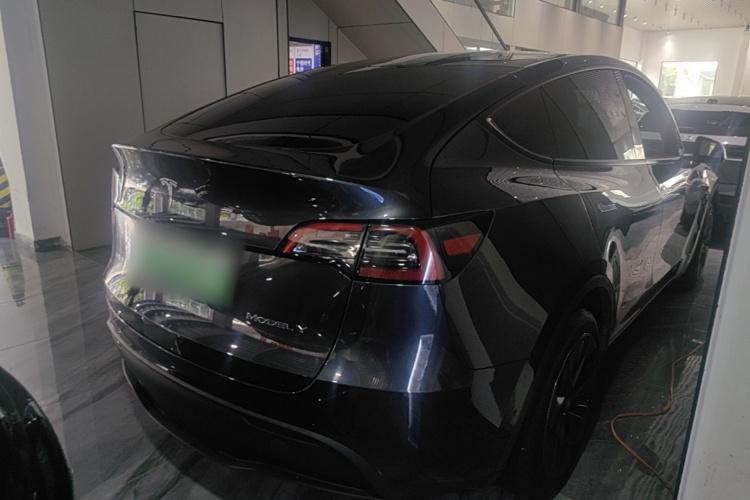 Tesla Model Y 2024 #7 Tesla Model Y 2024 car image #7