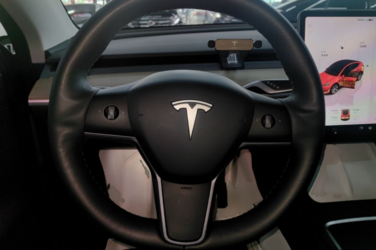 Tesla Model Y 2023 car image #11