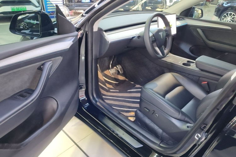 Tesla Model Y 2024 immagine di auto #16