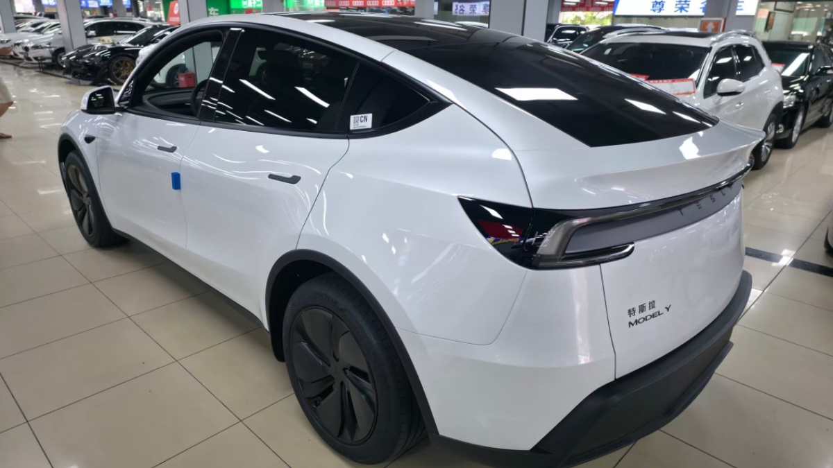 Tesla Model Y 2026 car image #3