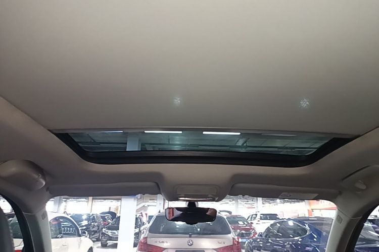 Audi Q3 2018 car image #18