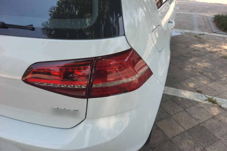 Volkswagen Golf 2017 car image #8