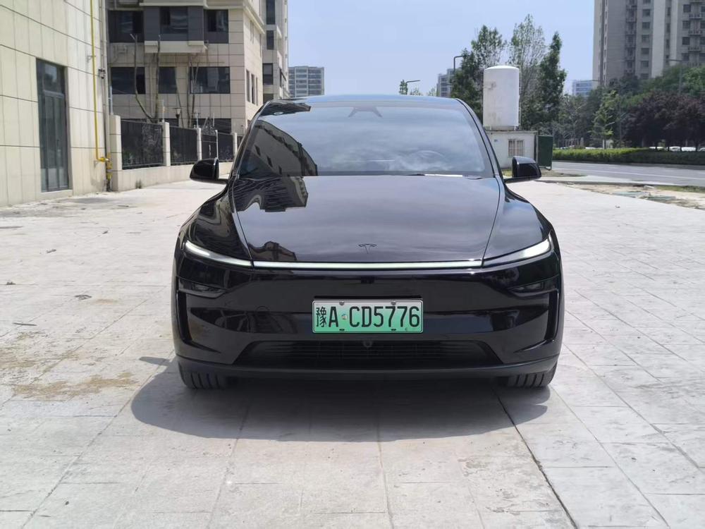 Tesla Model Y 2026 car image #2