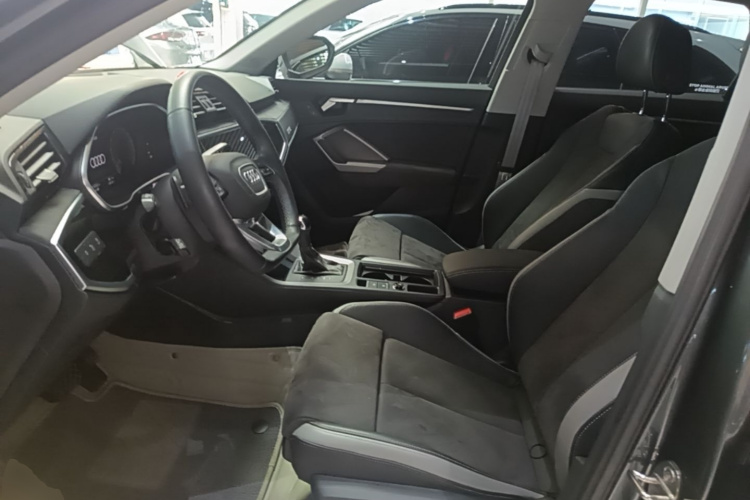 Audi Q3 2023 car image #19
