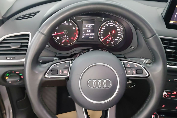 Audi Q3 2018 car image #11