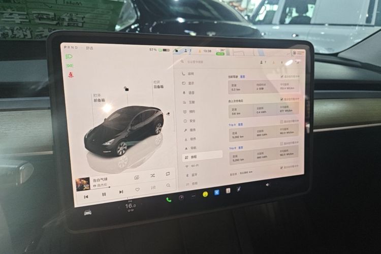 Tesla Model Y 2023 car image #13