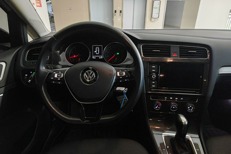 Volkswagen Golf 2019 car image #12