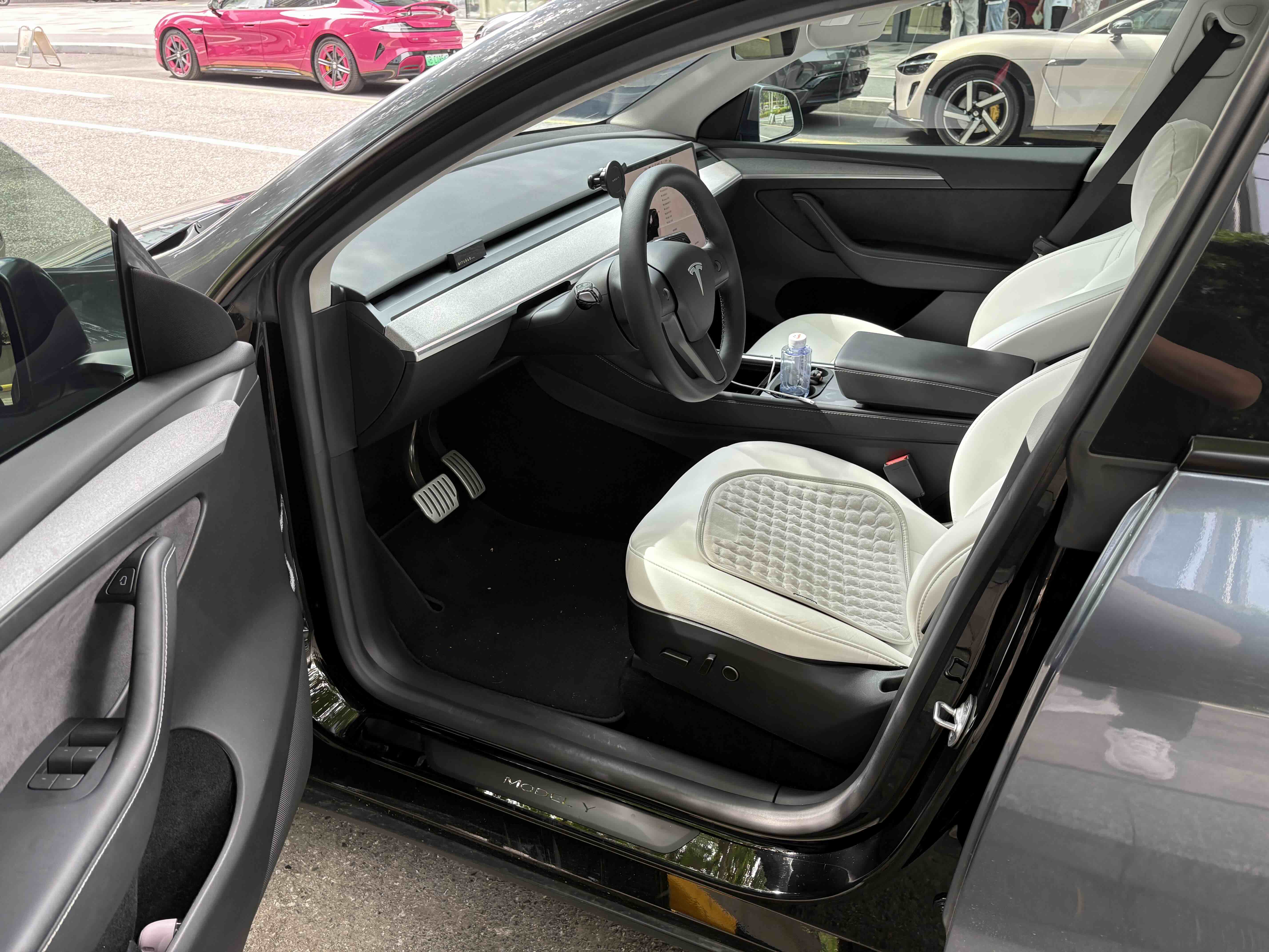 Tesla Model Y 2023 #4 Tesla Model Y 2023 car image #4