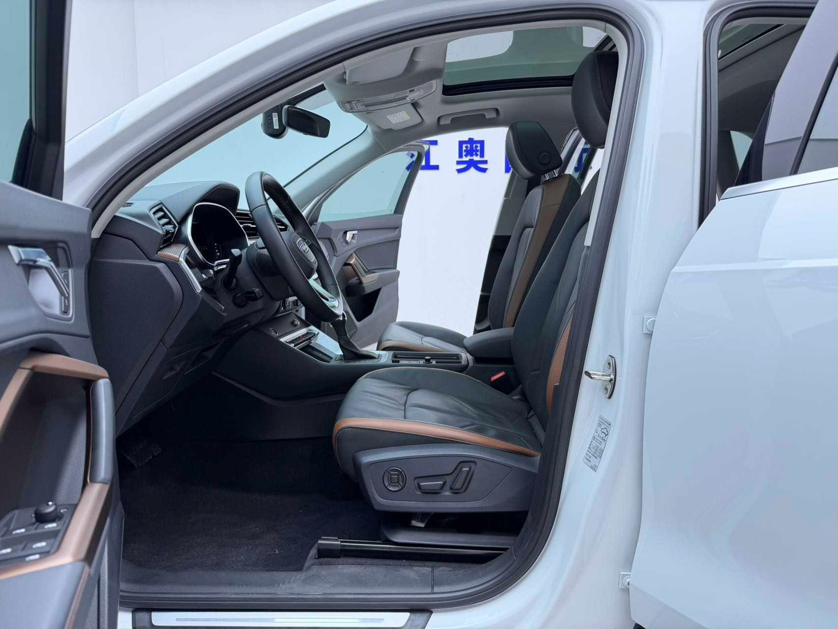 Audi Q3 2023 car image #5